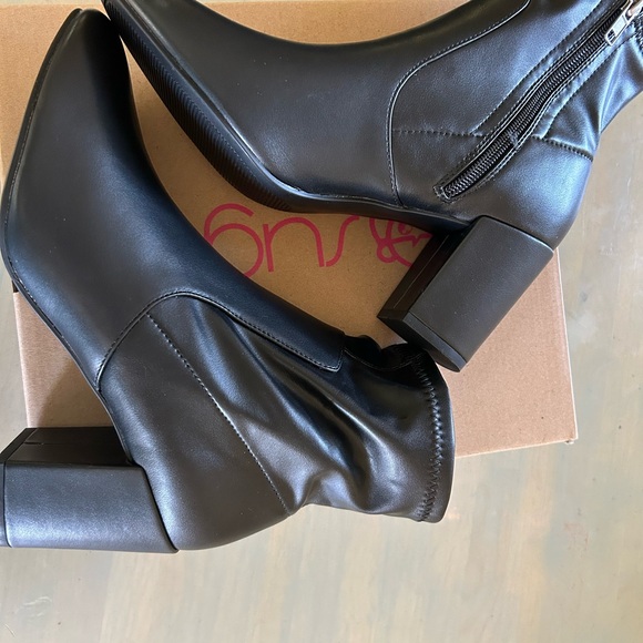 Women’s Black boot- new w/o tags stretch ankle boot, round toe - Picture 6 of 6